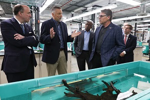 Rick Perry touring Aquatic Ecology Lab
